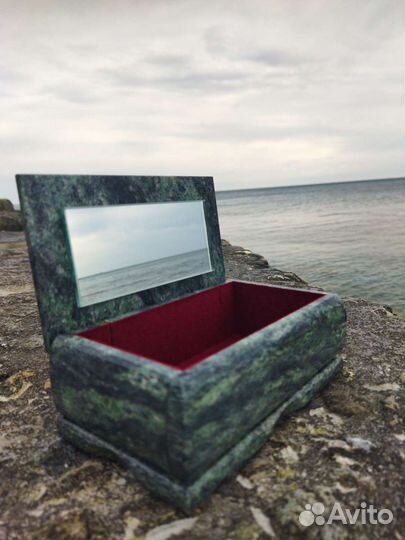 Шкатулка из змеевика с изображением