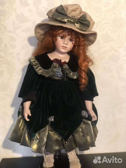 Коллекционная фарфоровая кукла