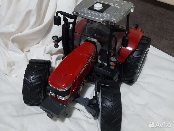 Игрушечный трактор