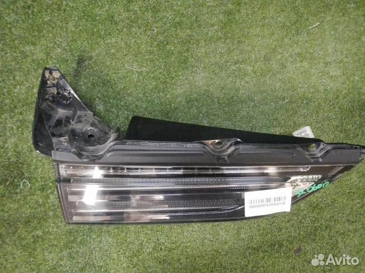 Фонарь задний внутренний левый Lexus LX570