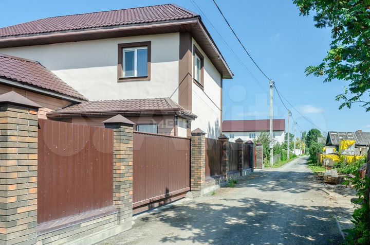 Коттедж 180 м² на участке 6 сот.