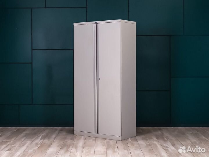 Металлический шкаф с полками Практик