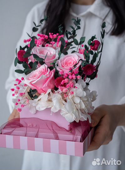 Необычный букет в коробке из живых вечных роз