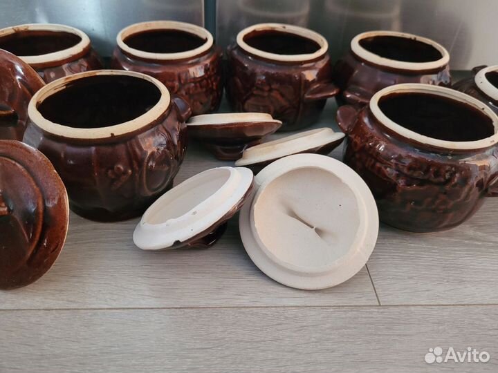 Керамические горшки и стопки