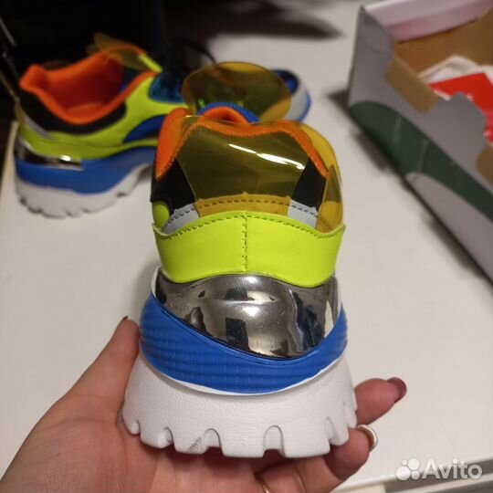 Кроссовки женские новые