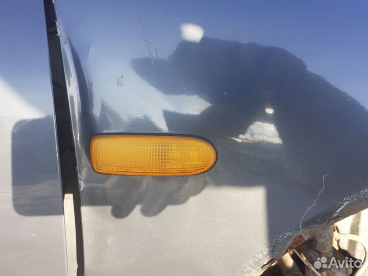 Передний правый повторитель поворота Nissan Sunny