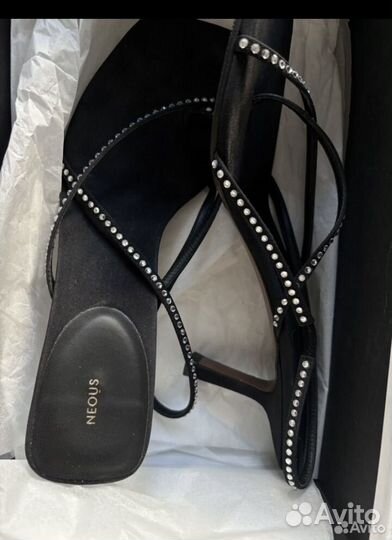 Босоножки Neous