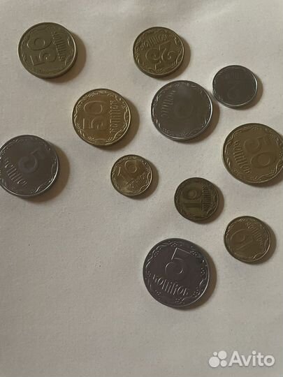 Коллекция монет и бумажных купюр