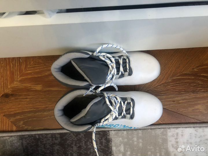 Лыжные ботинки и лыжи