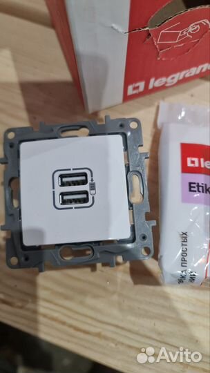 Продаётся двойная USB-розетка Legrand еtika