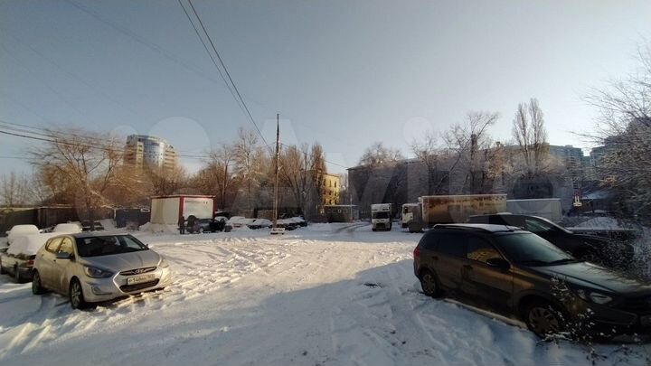 Здание с земельным участком на Московском шоссе
