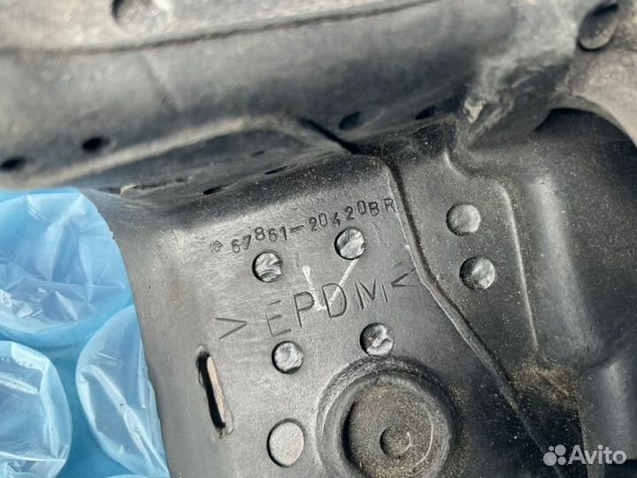 Уплотнительная резинка правая Toyota Celica T230