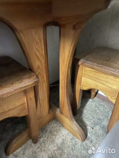 Кухонный стол с табуретками