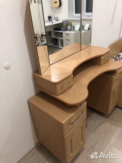 Туалетный столик с зеркалом