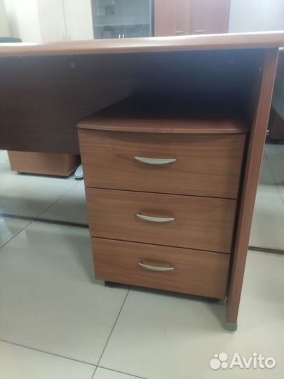 Письменный стол с выкатной тумбой