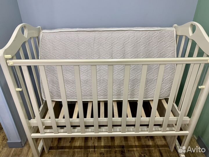 Детская кроватка с универсальным маятником