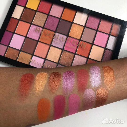 Палитра теней Make up Revolution