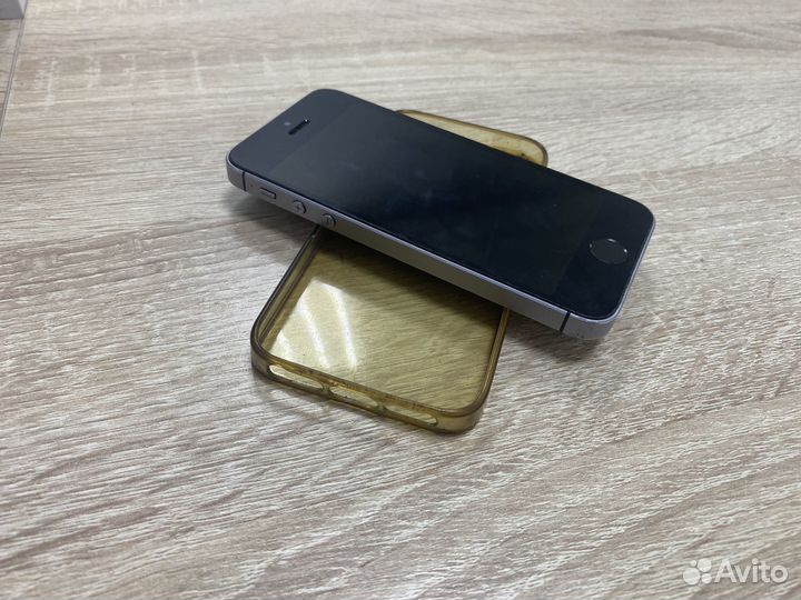 iPhone SE, 32 ГБ