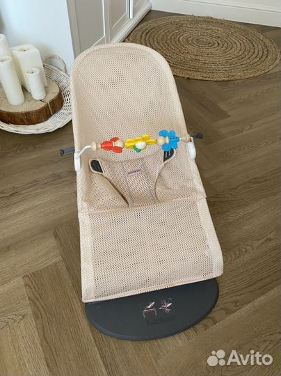 Шезлонг babybjorn с игрушкой