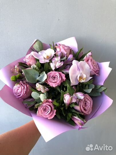 Букет экзотических орхидей и нежно-сиреневых роз