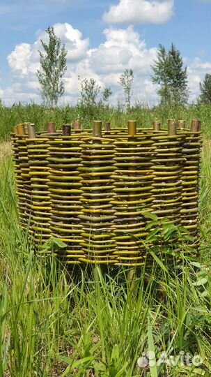 Плетёная клумба