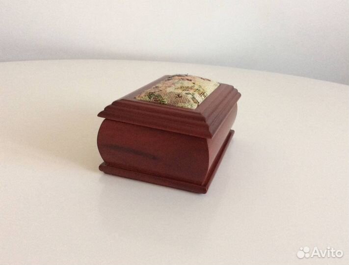 Шкатулка для украшений (дерево, гобелен)