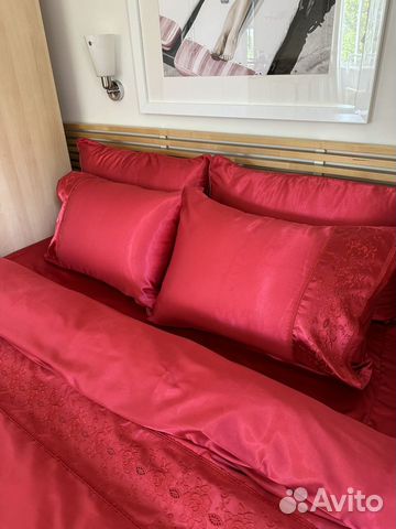 Красное атласное постельное белье и 2 подушки