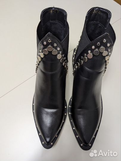 Продам ботильоны 39 размер с клепками