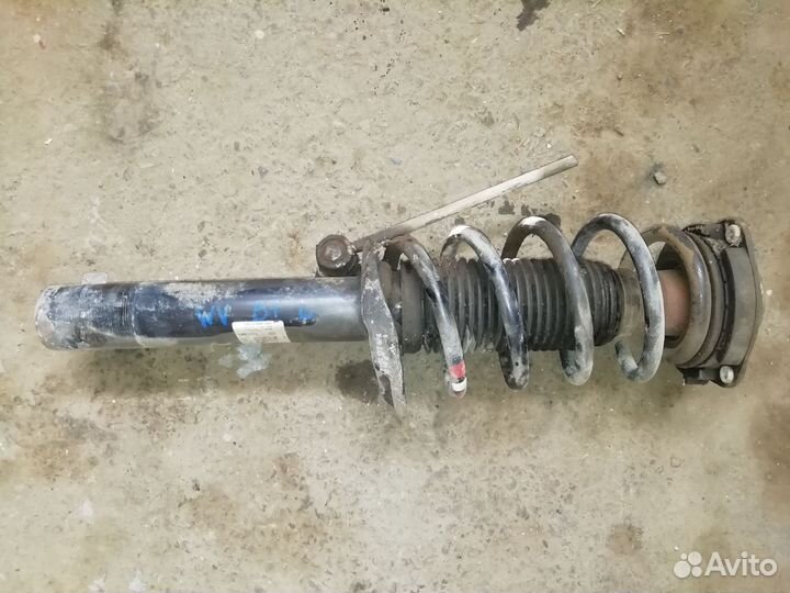 Амортизатор передний левый (стойка) VW Passat B7