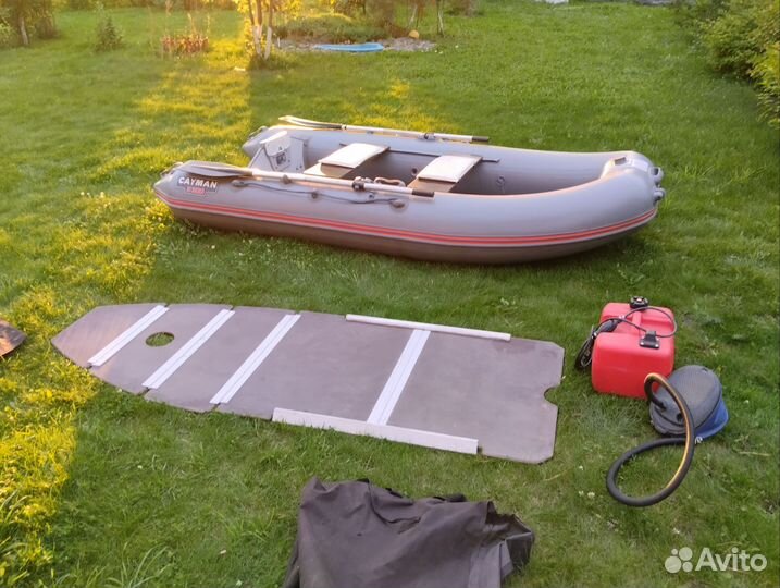 Лодка с мотром