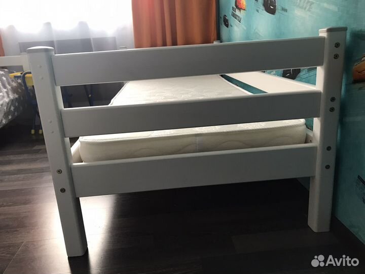 Детская кровать с задней защитой