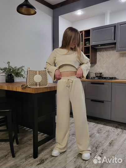 Женский спортивный костюм