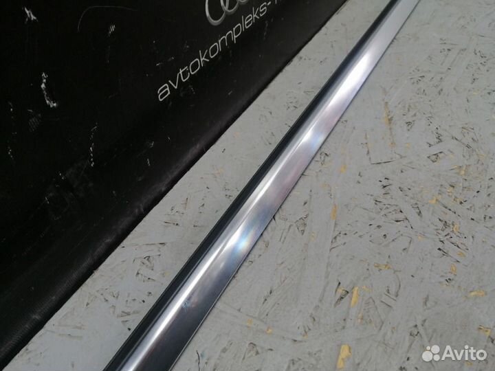 Молдинг стекла передний левый Mercedes-Benz B-180