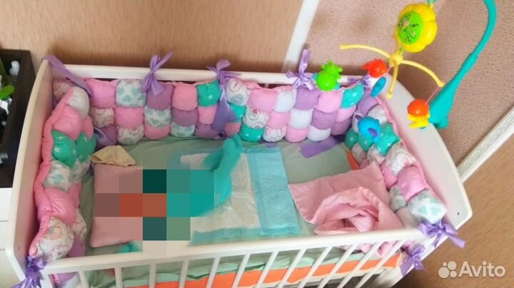 Детская кроватка с маятником