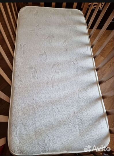 Детская кроватка с маятником