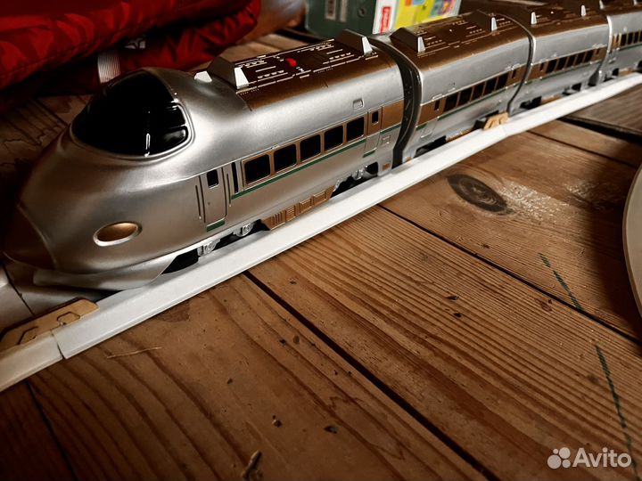 Игрушечный поезд на треке