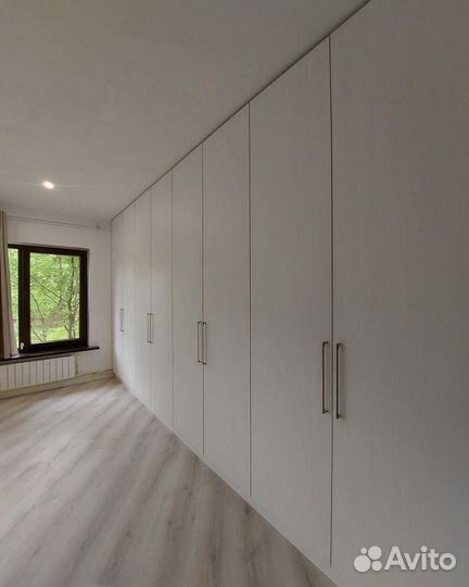 Большой распашной шкаф