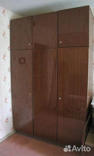 Шкаф полированный трехстворчатый