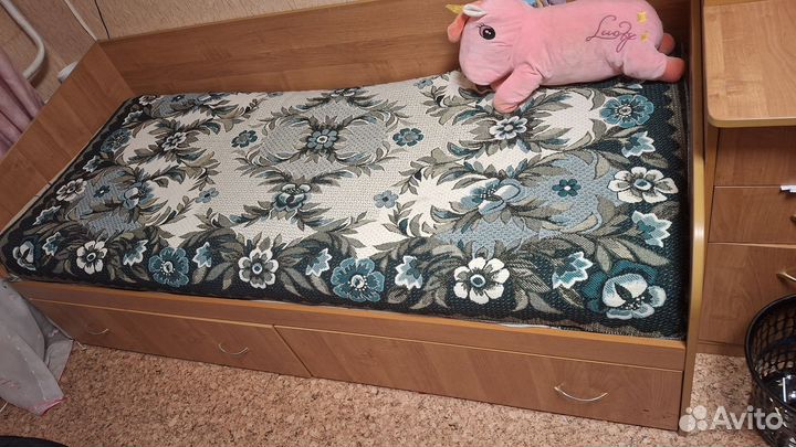 Бу стол и кровать