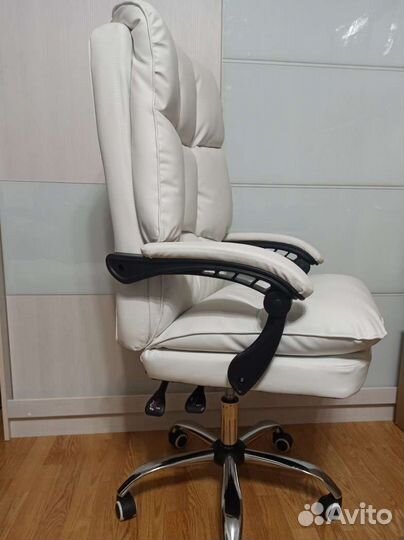 Офисное кресло белый цвет