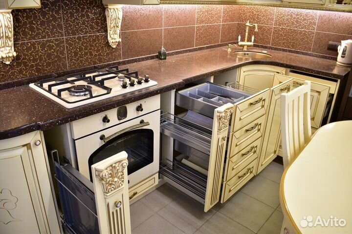 Кухня из массива бука с экспозиции с техникой