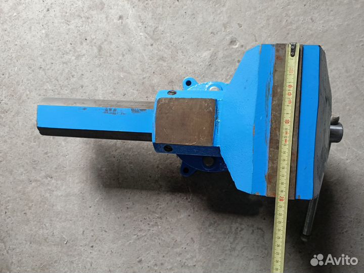 Тиски(новые) мощные. С хранения.Губки 20 см(Обмен)