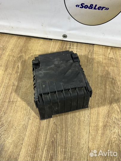 Крышка блока предохранителей Volkswagen Tiguan