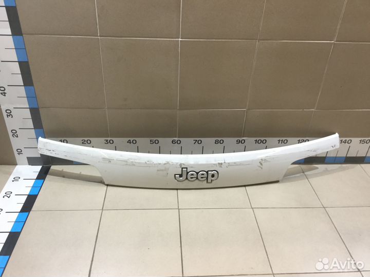 Накладка двери багажника Гранд Чероки после 2010г