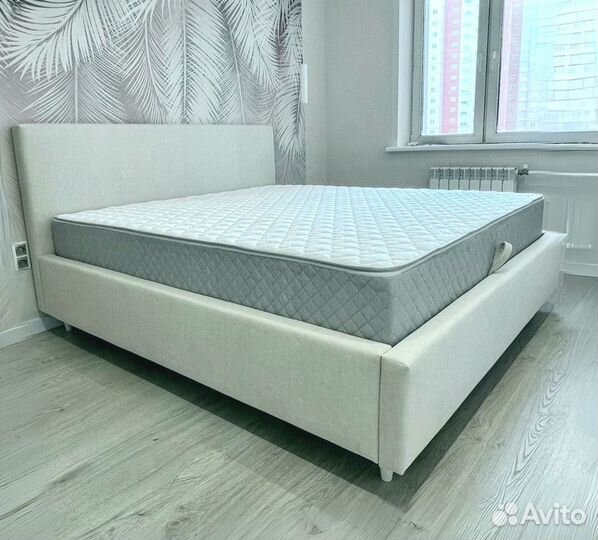 Белая кровать