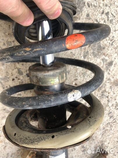 Амортизатор пружина передний левый Nissan Primera