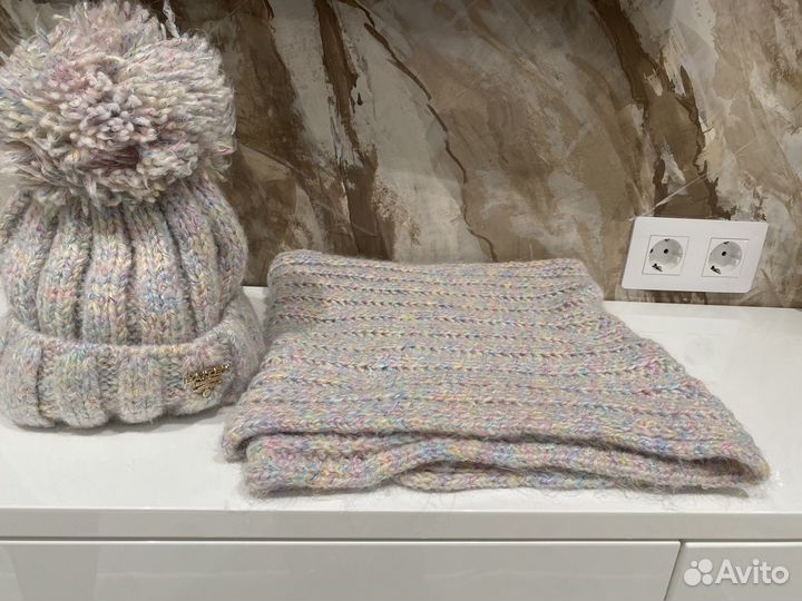 Женский шапка и снут