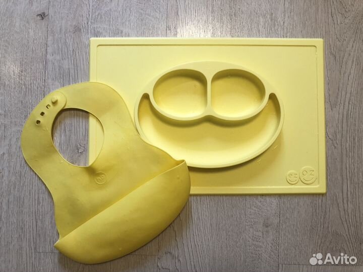 Тарелка EzPz и нагрудник