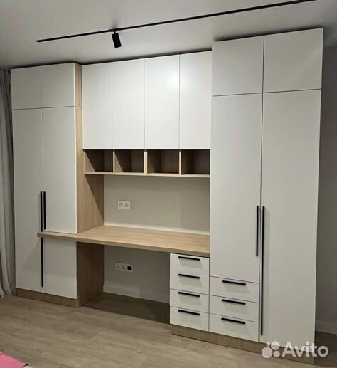 Рабочая зона у окна со шкафом