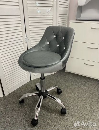 Стулья новые на колесах